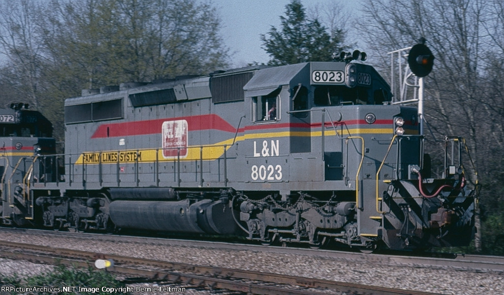 Louisville & Nashville SD40-2 #8023 has just gotten a clear southward signal on the north end of the main